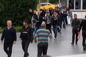 Beşiktaş taraftarı stat &ccedil;evresini doldurmaya başladı
