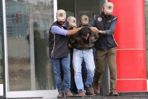 3 kızı dağa g&ouml;t&uuml;r&uuml;rken yakalandı