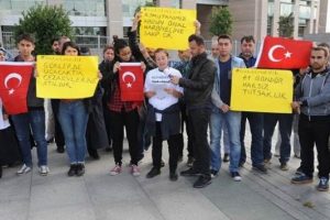 Tutuklu askeri okul &ouml;ğrencilerinin ailelerinden eylem: Haketmedik