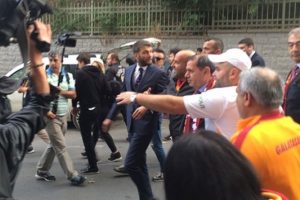 Dursun &Ouml;zbek'ten tarihi y&uuml;r&uuml;y&uuml;ş