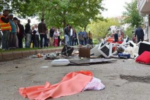 'Beni &ouml;ld&uuml;recekler' dedi, camdan eşyalarını sokağa fırlattı