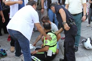 Trafik polisi kazada yaralandı