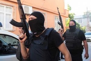 Cezaevine girmemek i&ccedil;in polis ile &ccedil;atıştı