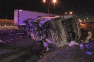Suriyelileri kampa g&ouml;t&uuml;ren otob&uuml;s kaza yaptı: 31 yaralı
