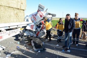 Kazaya giden ambulansa otob&uuml;s &ccedil;arptı: 2 &ouml;l&uuml;, 5 yaralı