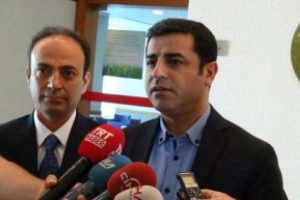 Baydemir 20 saat terc&uuml;manlık yaptı, Demirtaş'tan 'K&uuml;rt&ccedil;e' a&ccedil;ıklaması...