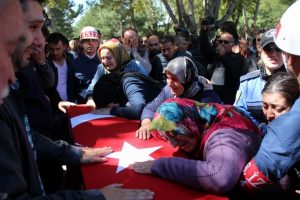 1 aylık nişanlısından y&uuml;rek burkan veda
