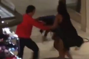 Siyahi kadını acımadan yumrukladı