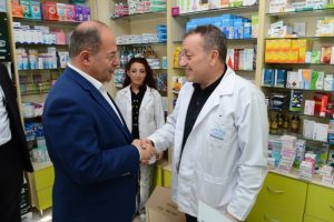 Bakan Akdağ'dan eczaneye s&uuml;rpriz ziyaret