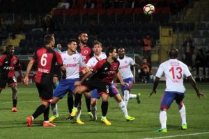 Gen&ccedil;ler şans tanımadı!