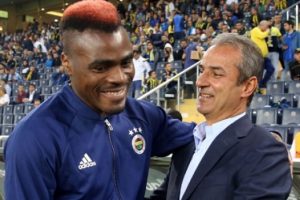 Emenike ve İsmail Kartal ma&ccedil; &ouml;ncesi sarılarak barıştı