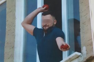 Polise domates atan şahıs operasyonla yakalandı!