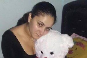 G&uuml;rcistanlı kadın garson merdivenden d&uuml;ş&uuml;p &ouml;ld&uuml;