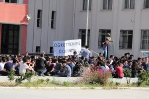 İzmir Fen Lisesi'nde '&Ouml;ğretmenime dokunma' eylemi