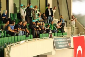 Huzurevi sakinlerinin Bursa Nil&uuml;fer Belediyesi locasında ma&ccedil; keyfi