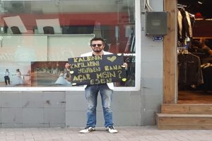 Saatlerce kapının &ouml;n&uuml;nde eşinden af diledi