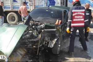 Otomobil ile kamyon kavşakta &ccedil;arpıştı: 3 yaralı