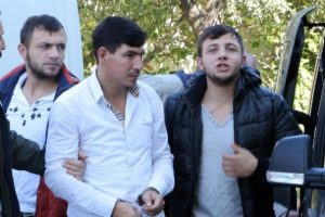 Silahların ateşlendiği yan bakma kavgasında 4 g&ouml;zaltı