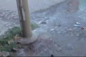 S&ouml;ke'de beton aydınlatma direğinden su aktı