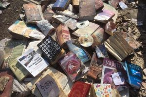 Tarlaya bırakılan koliden G&uuml;len'in kitapları &ccedil;ıktı