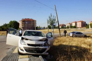 Ankara'da 2 otomobil &ccedil;arpıştı: 3 yaralı