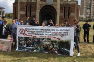 Kamp&uuml;ste faaliyete ge&ccedil;ecek kilise protesto edildi