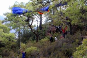 Bin metreden d&uuml;şen yama&ccedil; paraş&uuml;t&uuml; pilotunu ağa&ccedil;lar kurtardı