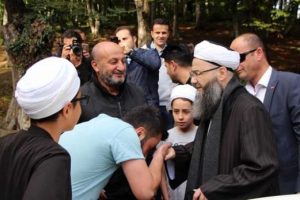 Elini &ouml;pmek i&ccedil;in sıraya girdiler