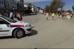 15 Temmuz şehitleri i&ccedil;in Bursa'da yarı maraton koştular