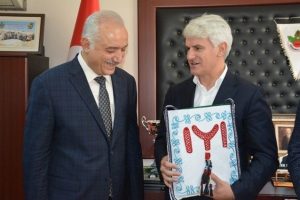 Bursa Milletvekili Şahin'den Tatlıoğlu'na plaket