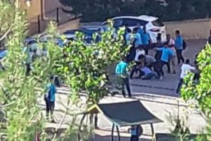 Liseliler okul &ccedil;ıkışı birbirine girdi!.. Yaralılar var