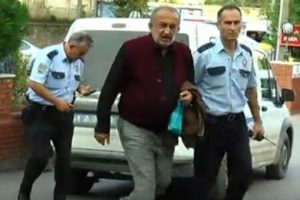İstediği yerde kapıyı a&ccedil;mayan otob&uuml;s şof&ouml;r&uuml;n&uuml; bı&ccedil;akladı