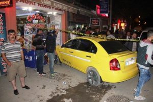 Kaldırıma &ccedil;ıkan ticari ara&ccedil; yayaları ezdi: 6 yaralı