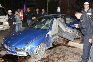 Ref&uuml;je &ccedil;ıkan otomobil ağa&ccedil;ları yerinden s&ouml;kt&uuml;: 3 yaralı