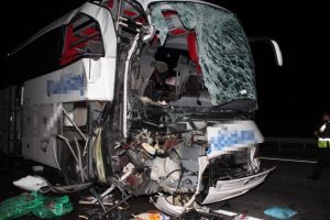 Otomobille kamyon &ccedil;arpıştı: 1 &ouml;l&uuml;, 39 yaralı