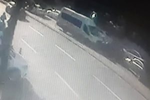 Şof&ouml;r&uuml;n&uuml;n uyuduğu &ouml;ğrenci servisi b&ouml;yle kaza yaptı