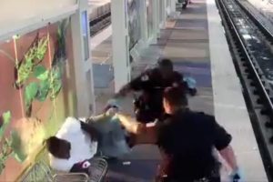 ABD'nin Houston şehrinde polis, siyahi bir adama copla saldırdı