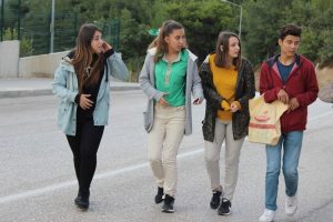 Bursa'da onlarca &ouml;ğrenci okula gitmek i&ccedil;in her g&uuml;n kilometrelerce y&uuml;r&uuml;yor