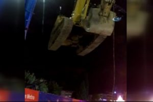 İş makinesini vin&ccedil;le trafiğin &uuml;zerinden ge&ccedil;irdiler