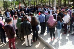 Liseliler, demokrasi şehitlerinin mezarlarını ziyaret etti