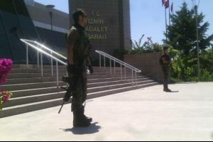 İzmir adliyesinde g&ouml;zaltı sayısı 90'a &ccedil;ıktı