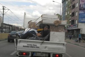Bursa'da kamyonette tehlikeli yolculuk!