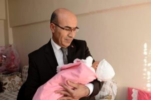 Darbe şehidi polisin yeni doğan bebeğine vali şefkati
