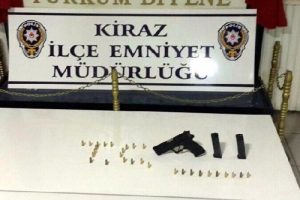 Otomobilde &ccedil;alıntı tabancayla yakalandı