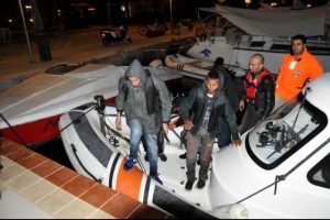 Ayvacık'ta 40 ka&ccedil;ak yakalandı