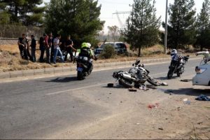 Polis motosikleti, otomobile &ccedil;arptı: 2'si polis 3 kişi yaralandı
