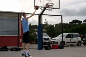 Romen basket&ccedil;i Robert Bobroczky. 16 yaşında ve boyu 2.31!