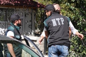 Okul &ouml;nlerinde uyuşturucu satışına polis &ouml;nlemi
