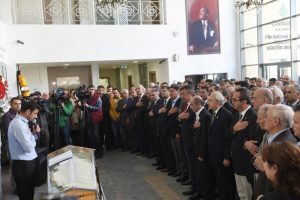 Kılı&ccedil;daroğlu cemevindeki cenaze t&ouml;renine katıldı