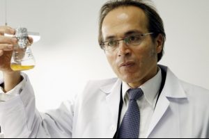 Dr. Aziz &Ccedil;aylı, milli ila&ccedil; &uuml;retmek i&ccedil;in kolları sıvadı